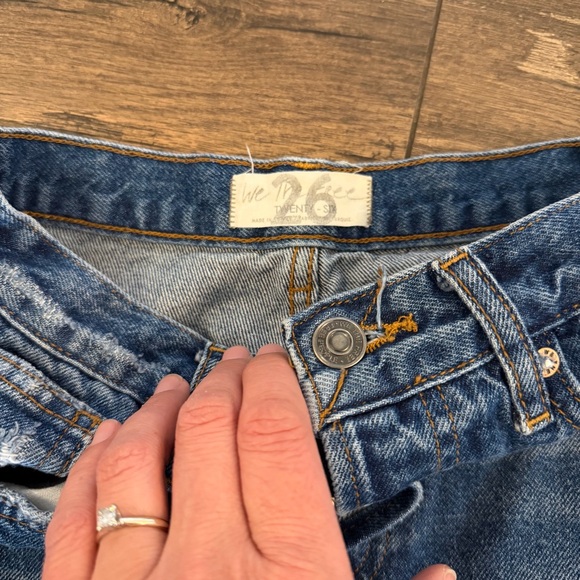 We The Free Distressed Women Denim Cutoff Shorts Size 26 - Picture 3 of 6